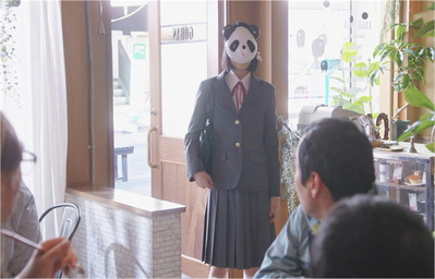 突然、店にパンダの面をつけた女子中学生が現れる