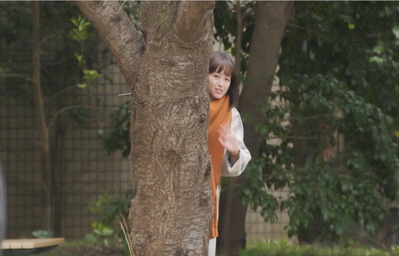 手を振っているレン