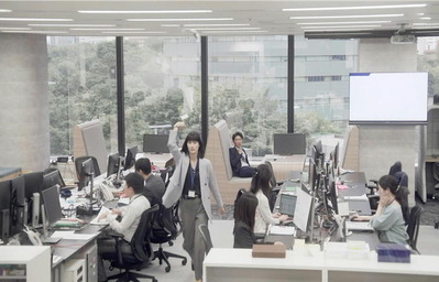 相沢の領収書の束を放り投げる