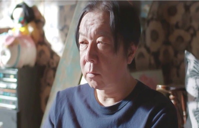 自宅で明知の会見を見ている、ただのおっさんの原だのぶお