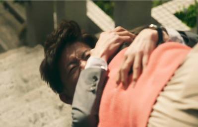 恵麻を抱えて落ちて行く・・