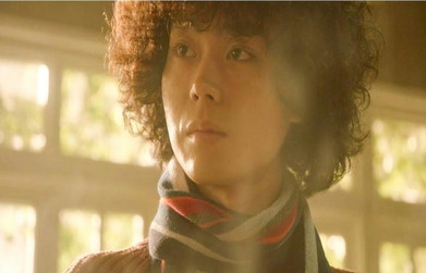 観察している久能