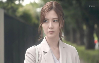 じっと見つめる新谷