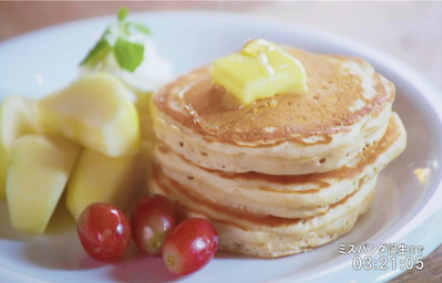 パンケーキにメイプルシロップが垂らされていく