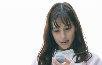 来美が手にしているものは・・