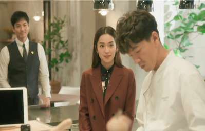 尾花に挨拶しようとする久住栞奈