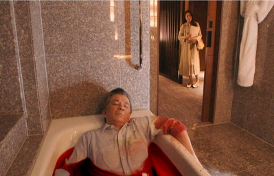 浴室で自殺している牧野