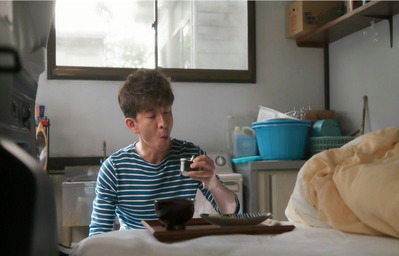 自分が作ったおにぎりを食べる尾花