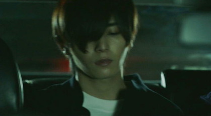 警察車両に乗り込むB1