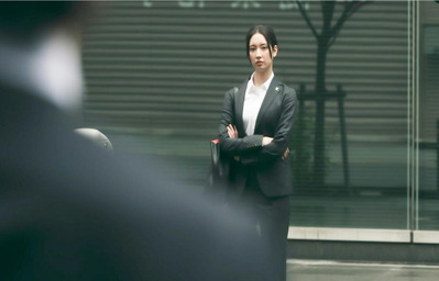 高梨を睨むまゆ