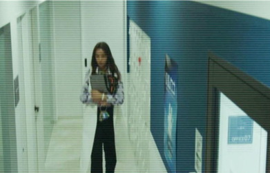 ノー氏パソコンを抱えている