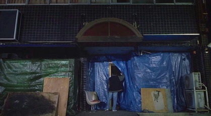 ある人物が入っていく