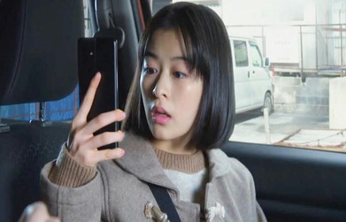 スマホをチェックする