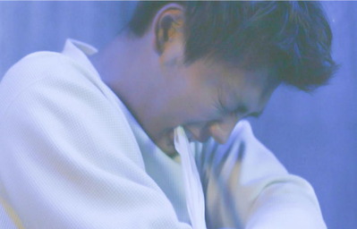 怪我した箇所を布で縛る