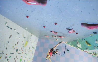 ロープが切れ、下に落下してく宮澤