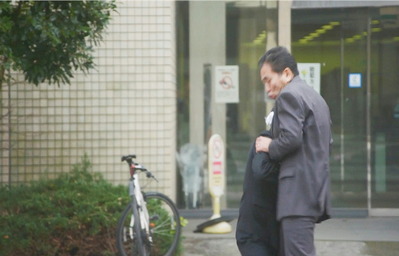 刺される岸本学長