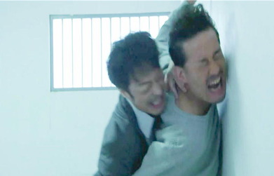 暴れて署員に取り押さえられる