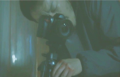 ビデオカメラをセットする犯人