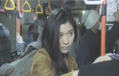 里中のネクタイをつかんだ春子