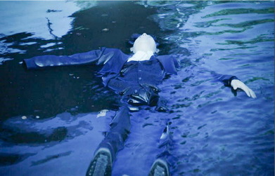 浮かぶ運転手の死体