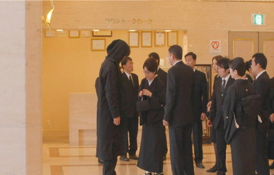 喪服に着替えなさい