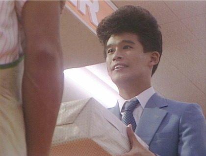 中身を知って愕然とする若者