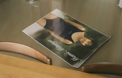 51ケンジがほおり出した三ツ谷まみの水着ポスター