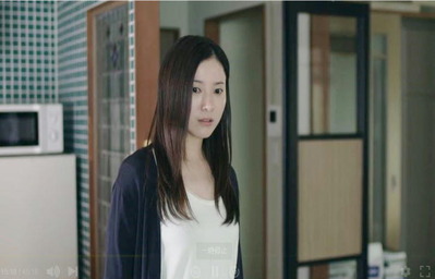 テレビのニュースを見ている