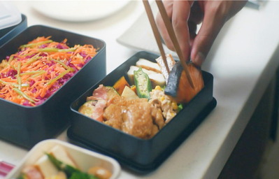 弁当におかずを詰める