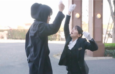 落ちてきたハンカチをキャッチした清一郎