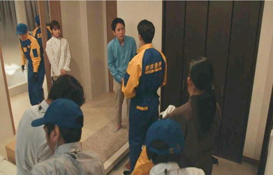 一般人が散歩しているように装います