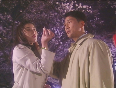 122ミサが英志についた桜の花びらを取る