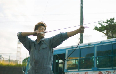 ゾンビに向かって弓を引く