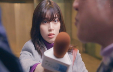 マイクを向けているあずさ