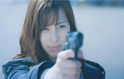 響に銃を向ける