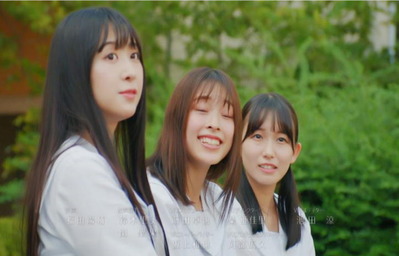 小春に呼び止められる三人