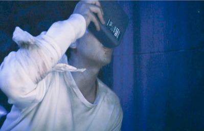 たまった水を飲む