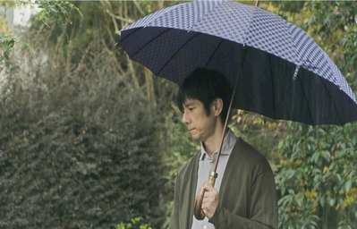 傘をさすシロさん