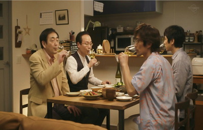 ワインを飲む四人