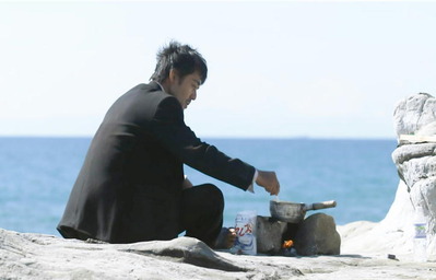 鍋を煮ている桜木