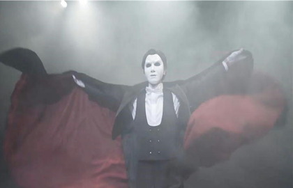 マントを広げる怪人