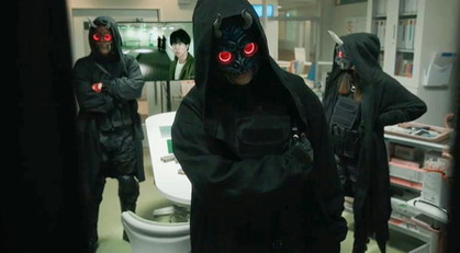 引きつ続き捜索してください