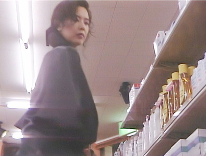 商品をかごに入れる絹代