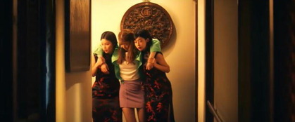 運び出されるユリ