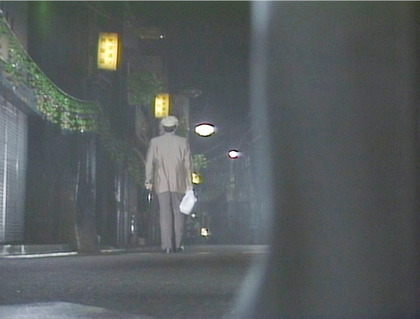 一人で帰っていく老人