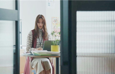 行動を監視されている立脇