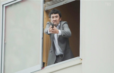 銃を撃ってきた立てこもり犯