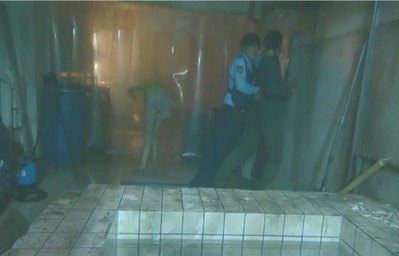 10犯人を抑えつけて夏美を逃がす