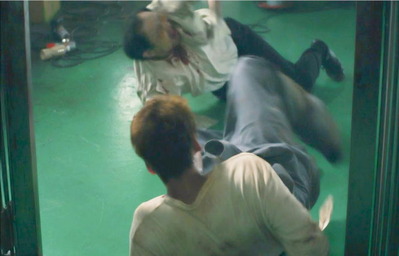 社長を蹴り飛ばす