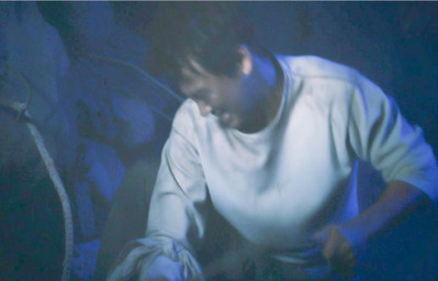 再び瓦礫をどかす